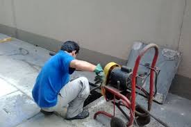 Mau cheiro, retorno de água e risco à saúde? O desentupimento profissional resolve com segurança e preserva a sua rede hidráulica.