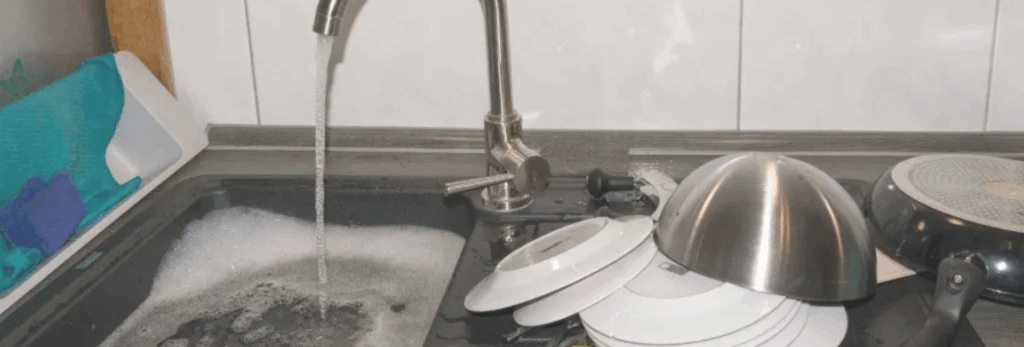 Evite entupimentos na cozinha com cuidados simples e manutenções profissionais. Saiba como prevenir problemas e evitar gastos.