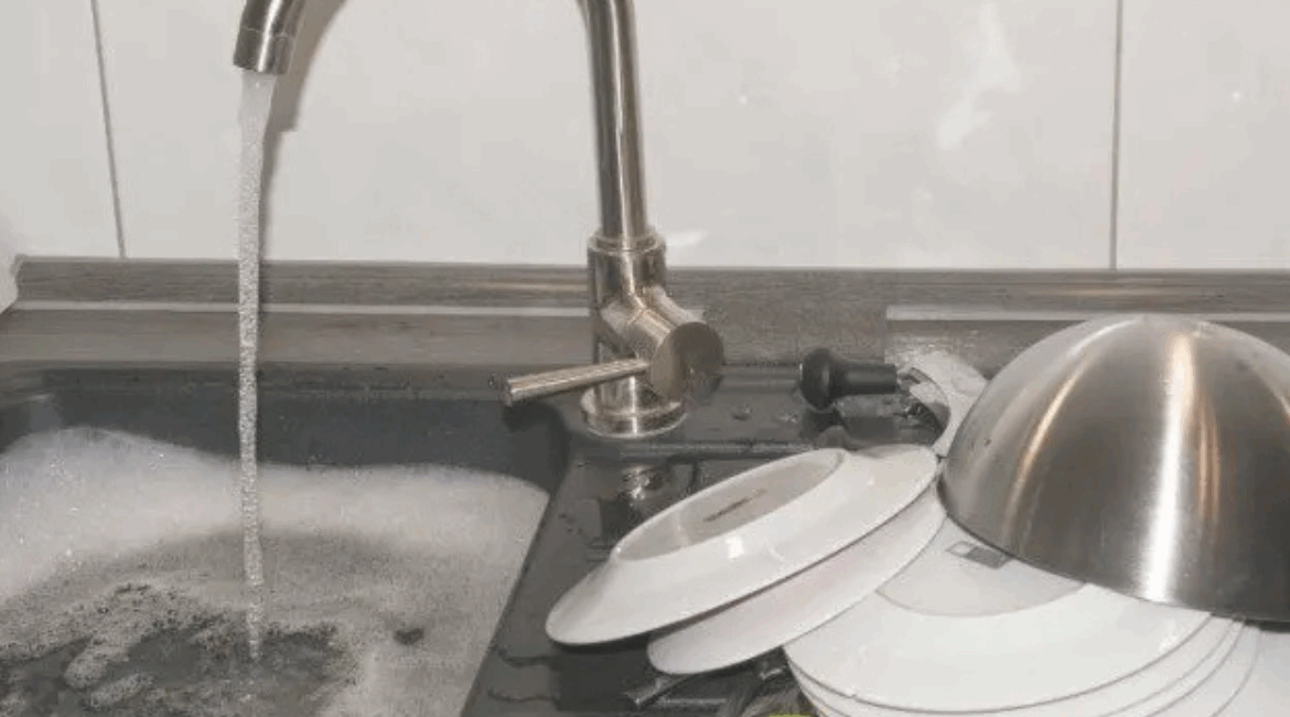 Evite entupimentos na cozinha com cuidados simples e manutenções profissionais. Saiba como prevenir problemas e evitar gastos.