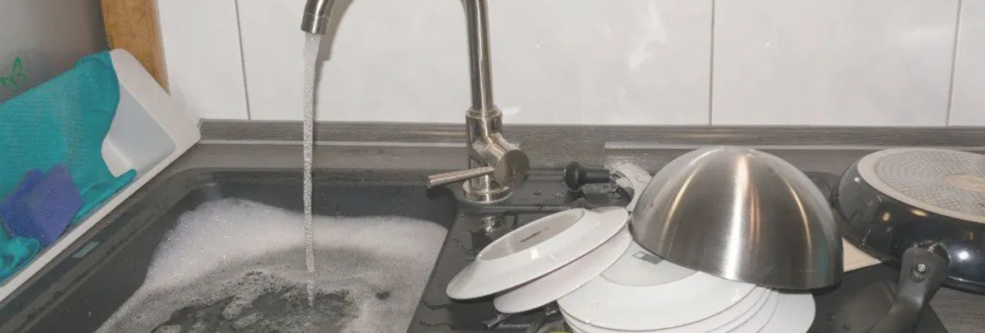 Evite entupimentos na cozinha com cuidados simples e manutenções profissionais. Saiba como prevenir problemas e evitar gastos.